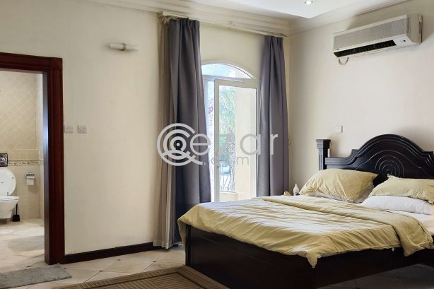 F/F Master room for a Western expat at a deluxe West Bay villa photo 12
