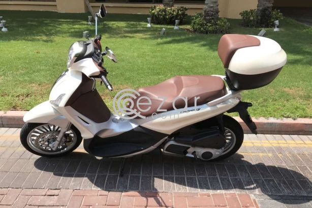 Piaggio Beverly 300 cc, Pearl white brand new very low milage photo 2