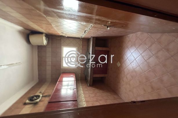 Bed space available for ladies in AL Nasr near mirqab mall photo 2