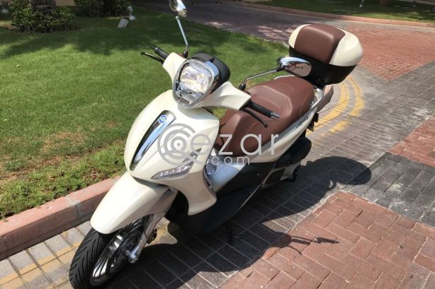 Piaggio Beverly 300 cc, Pearl white brand new very low milage photo 1