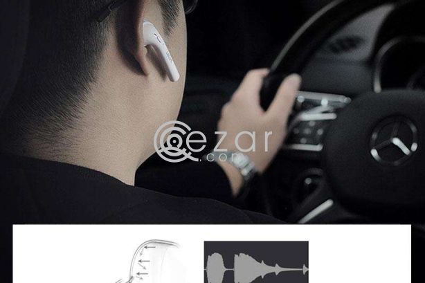 Wireless Airpods With Car Charger photo 1